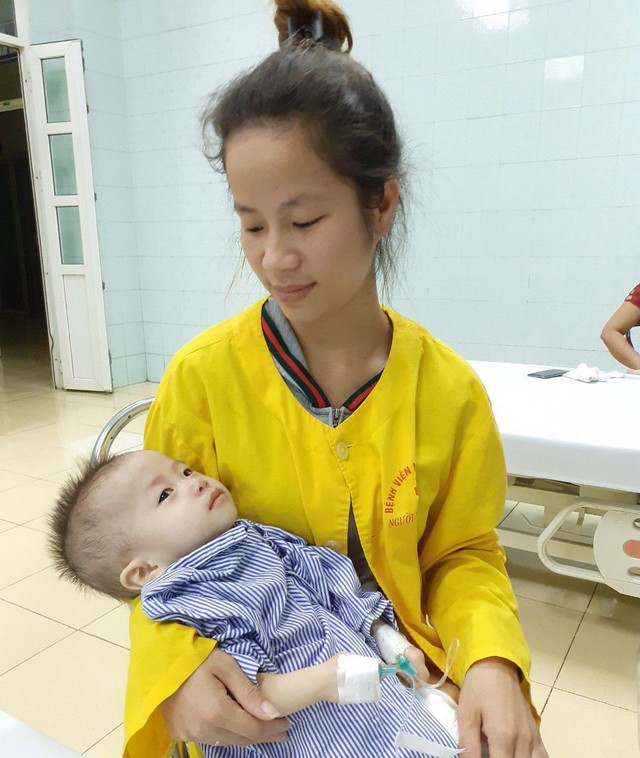 Lần đầu tiên Bệnh viện Nhi Thanh Hóa can thiệp bít lỗ thông thành công cho  bé 13 tháng tuổi bệnh tim bẩm sinh - Ảnh 1.