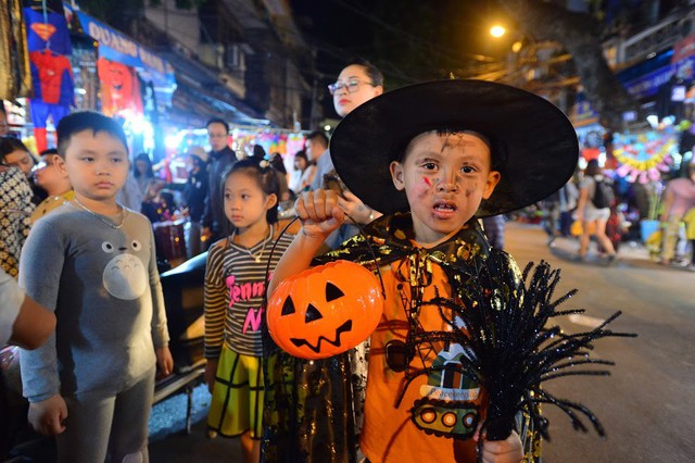 Phố cổ Hà Nội rộn ràng vì hàng trăm ma nhí dễ thương tối Halloween - Ảnh 7.
