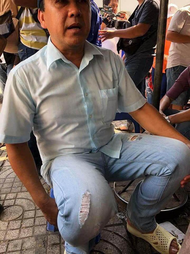 Hình ảnh MC Quyền Linh vô tư ngồi dưới đất ăn mì trong hậu trường khiến dân mạng xúc động - Ảnh 6.