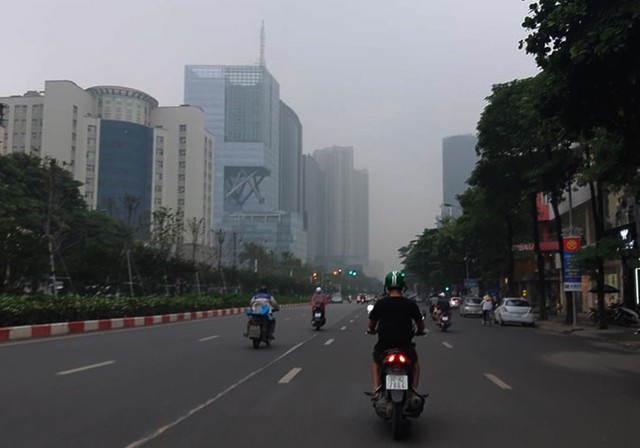 Sương mù bao phủ trong làn không khí ô nhiễm ở Hà Nội - Ảnh 5.