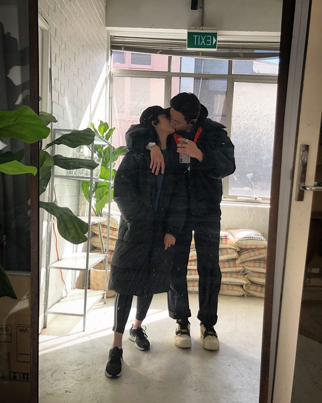 Rocker Nguyễn công khai ảnh hôn bạn gái sau tin đồn yêu Hoàng Thùy - Ảnh 1.