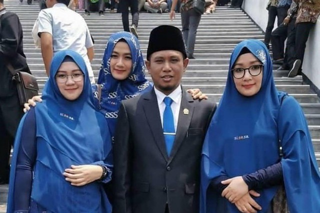 Nghị sĩ Indonesia có 3 vợ nói đa thê có thể thực hiện một cách hài hòa và tốt đẹp - Ảnh 1.