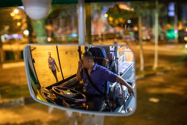 Cuộc sống trên xe buýt của vợ chồng tài xế Sài Gòn - Ảnh 2.
