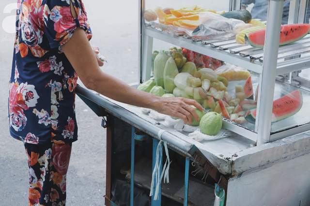 Câu chuyện kỳ lạ về tình mẫu tử của người phụ nữ bán trái cây và chú vịt biết làm nũng ở Sài Gòn - Ảnh 11.