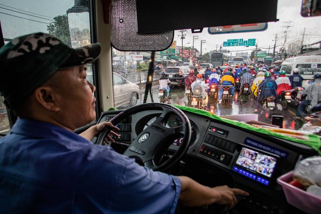 Cuộc sống trên xe buýt của vợ chồng tài xế Sài Gòn - Ảnh 5.
