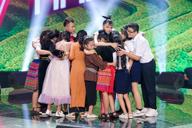 The Voice Kids: Hương Giang nghẹn ngào với tiết mục đầy xúc động của học trò khi kể về cháy rừng Amazon - Ảnh 9.