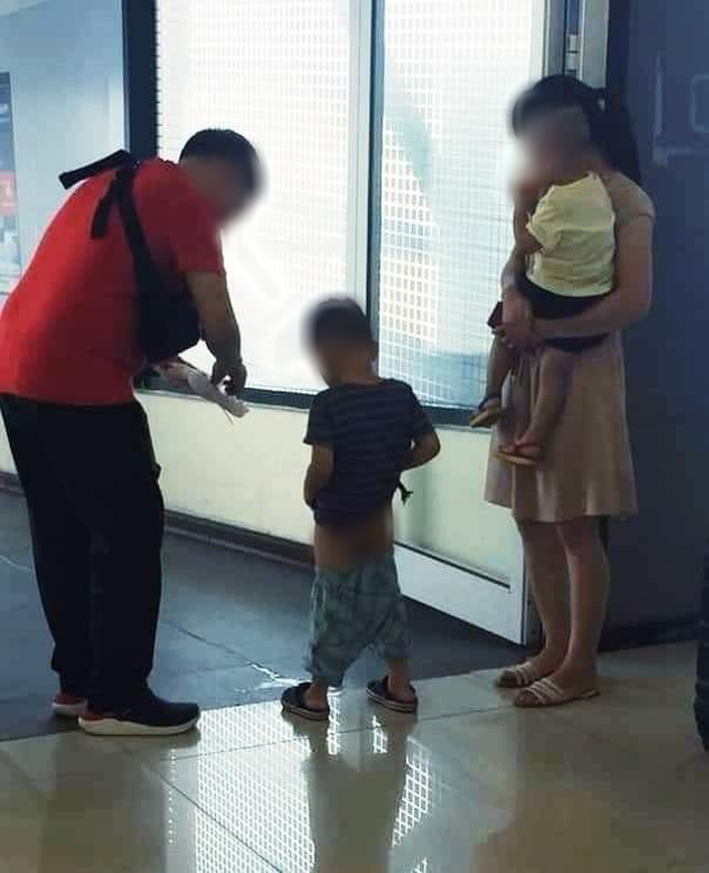 Xôn xao hình ảnh vợ chồng trẻ thản nhiên cho con đi tiểu ngay giữa lối đi tại sân bay - Ảnh 2.