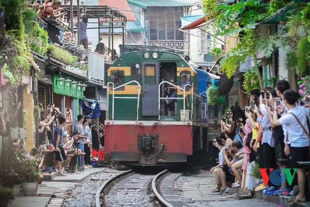 Hà Nội: Xôn xao thông tin đoàn tàu phải dừng đột ngột tại phố cà phê đường ray Phùng Hưng vì du khách chụp ảnh chạy không kịp - Ảnh 1.