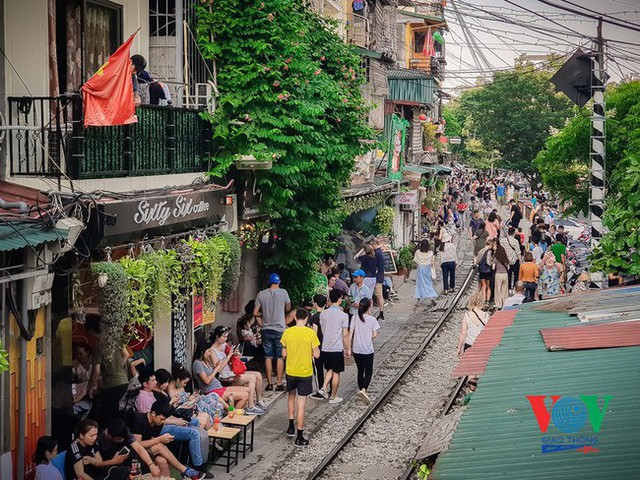 Hà Nội: Xôn xao thông tin đoàn tàu phải dừng đột ngột tại phố cà phê đường ray Phùng Hưng vì du khách chụp ảnh chạy không kịp - Ảnh 2.