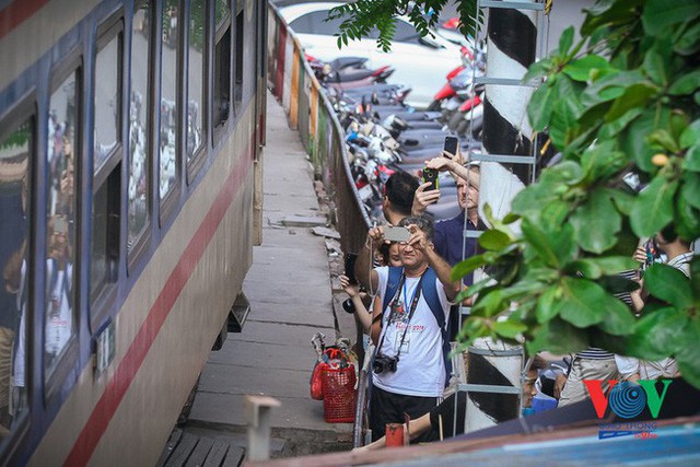 Hà Nội: Xôn xao thông tin đoàn tàu phải dừng đột ngột tại phố cà phê đường ray Phùng Hưng vì du khách chụp ảnh chạy không kịp - Ảnh 3.