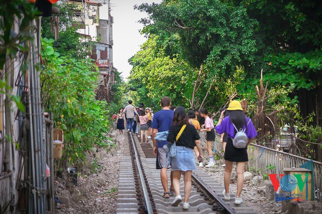 Hà Nội: Xôn xao thông tin đoàn tàu phải dừng đột ngột tại phố cà phê đường ray Phùng Hưng vì du khách chụp ảnh chạy không kịp - Ảnh 4.