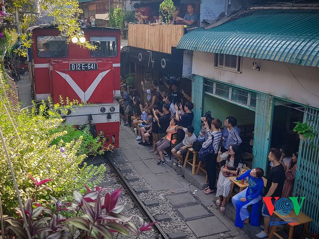 Hà Nội: Xôn xao thông tin đoàn tàu phải dừng đột ngột tại phố cà phê đường ray Phùng Hưng vì du khách chụp ảnh chạy không kịp - Ảnh 5.