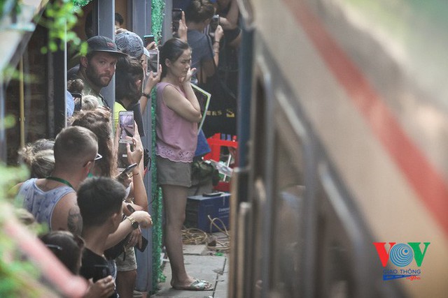 Hà Nội: Xôn xao thông tin đoàn tàu phải dừng đột ngột tại phố cà phê đường ray Phùng Hưng vì du khách chụp ảnh chạy không kịp - Ảnh 7.