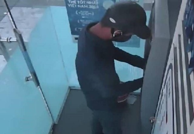 Truy tìm 2 đối tượng lắp camera siêu nhỏ đánh cắp thông tin thẻ ATM ở Hà Tĩnh - Ảnh 1.