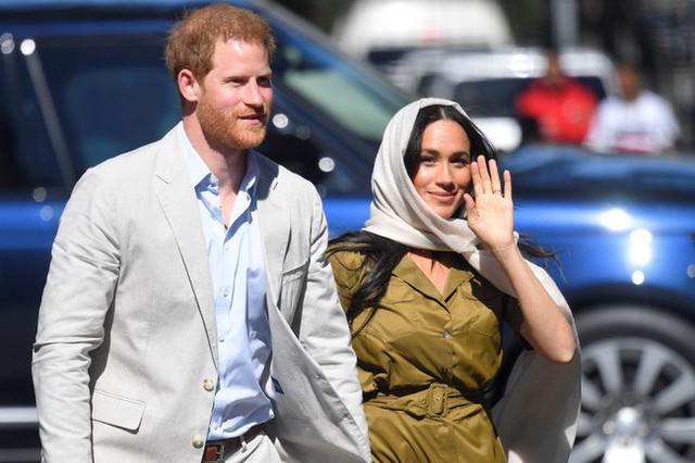 Nữ hoàng Anh bày tỏ thái độ không hài lòng với vụ kiện thiếu khôn ngoan của vợ chồng Meghan Markle - Ảnh 1.