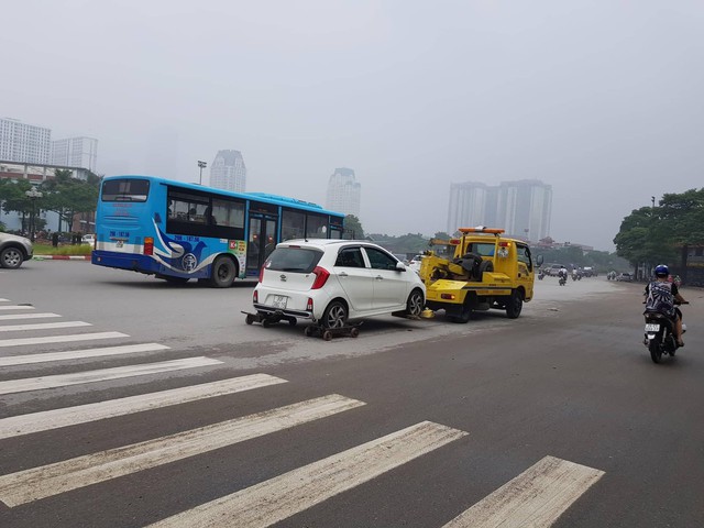 Nghi vấn có liên minh “chặt chém” giá cẩu xe vi phạm giao thông ở Hà Nội? - Ảnh 2.