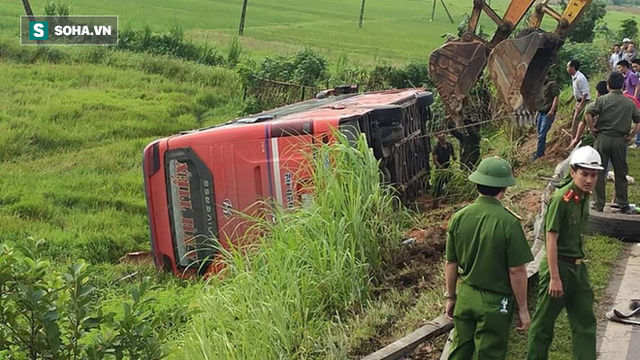 Lật xe giường nằm trên đường đi Lào, 1 người chết, 20 người bị thương - Ảnh 2.