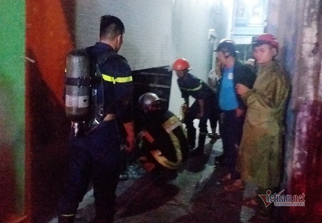 Phá cửa cứu 3 người mắc kẹt trong căn nhà cháy nghi ngút ở Đà Nẵng - Ảnh 1.