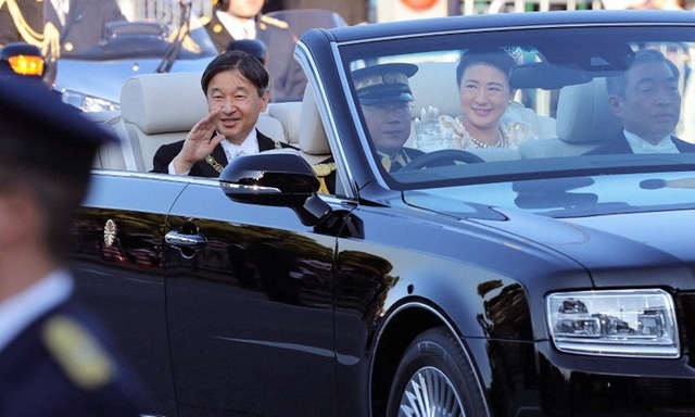 Vợ chồng Nhật hoàng tươi cười diễu hành trên đường phố Tokyo  - Ảnh 1.