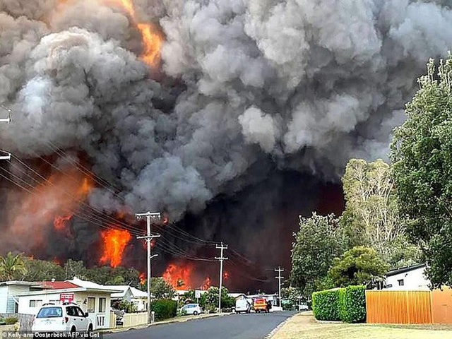 Hãi hùng cảnh cháy rừng dữ dội như ngày tận thế ở Australia - Ảnh 1.