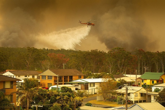 Kỳ lạ bầu trời chuyển màu cam ở Australia  - Ảnh 1.