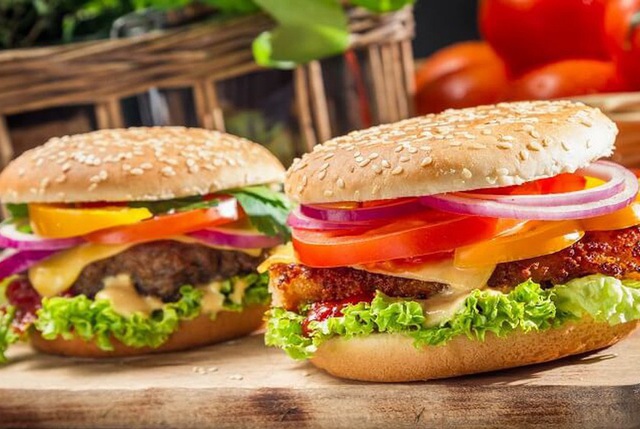 Hamburger - món Tây trên đất Việt được nhiều người yêu thích - Ảnh 1.