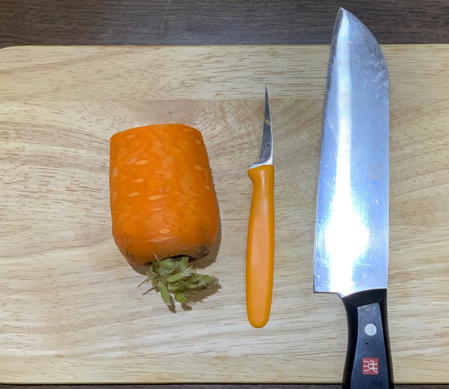Học ngay cách cắt tỉa cà rốt thành lá phong trang trí đĩa ăn thật đẹp và lãng mạn - Ảnh 2.