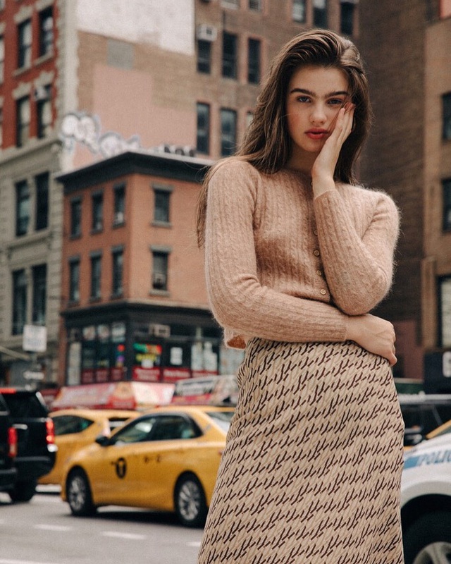 Không thể kìm lòng trước 5 cách diện áo len đẹp xỉu của phụ nữ Pháp, bạn sẽ muốn áp dụng bằng hết mới được - Ảnh 15.