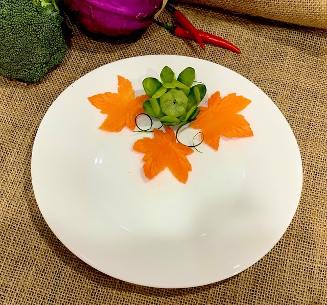 Học ngay cách cắt tỉa cà rốt thành lá phong trang trí đĩa ăn thật đẹp và lãng mạn - Ảnh 5.