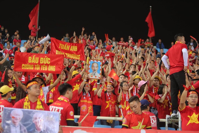 CĐV hô vang Việt Nam chiến thắng trên khán đài sân Mỹ Đình - Ảnh 3.