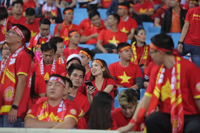 CĐV hô vang Việt Nam chiến thắng trên khán đài sân Mỹ Đình - Ảnh 6.