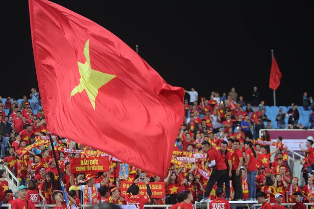 CĐV hô vang Việt Nam chiến thắng trên khán đài sân Mỹ Đình - Ảnh 7.