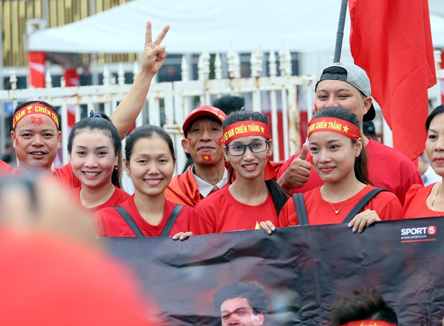 CĐV nhuộm đỏ quảng trường SVĐ Mỹ Đình trước trận Việt Nam - UAE - Ảnh 5.