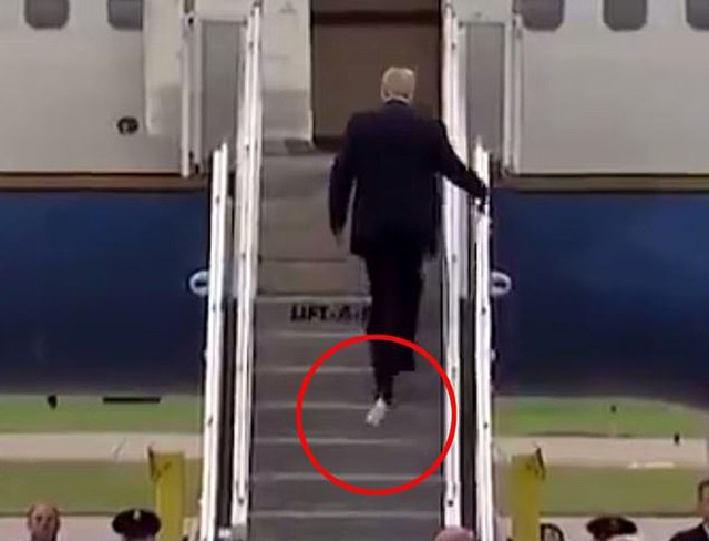 Ông Trump lại bị dính giấy vệ sinh vào giầy - Ảnh 2.