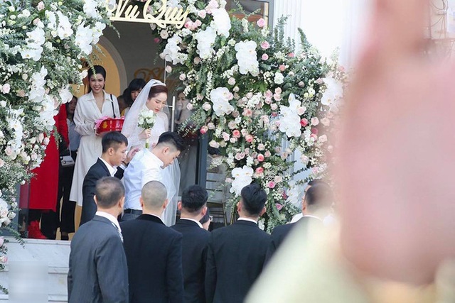Khoảnh khắc hiếm trong đám cưới hạn chế truyền thông của Bảo Thy: Chú rể bảnh bao xuất hiện, cô dâu xinh hệt như một nàng công chúa - Ảnh 7.