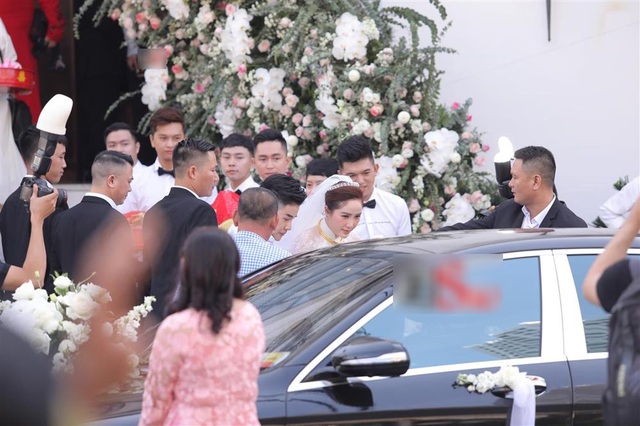 Khoảnh khắc hiếm trong đám cưới hạn chế truyền thông của Bảo Thy: Chú rể bảnh bao xuất hiện, cô dâu xinh hệt như một nàng công chúa - Ảnh 9.