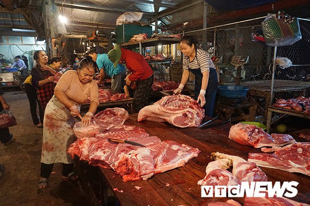 Giá thịt lợn tăng sốc, dân buôn kêu ế thảm - Ảnh 3.