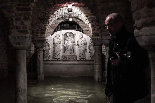 Dân Venice khóc ròng vì ngập lụt lịch sử, du khách vẫn mê mải selfie - Ảnh 1.
