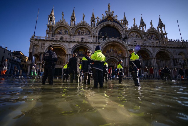 Dân Venice khóc ròng vì ngập lụt lịch sử, du khách vẫn mê mải selfie - Ảnh 2.