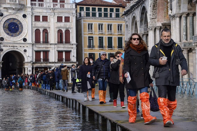 Dân Venice khóc ròng vì ngập lụt lịch sử, du khách vẫn mê mải selfie - Ảnh 3.