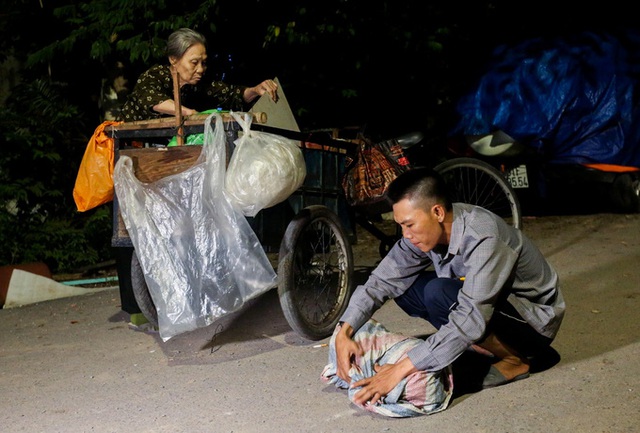 Con trai chở mẹ trong thùng đi nhặt phế liệu đêm - Ảnh 4.