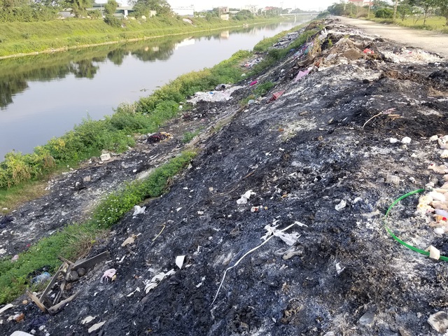 Khói đốt vải khét lẹt đầu độc dân làng vải vụn ở ngoại thành Hà Nội - Ảnh 3.