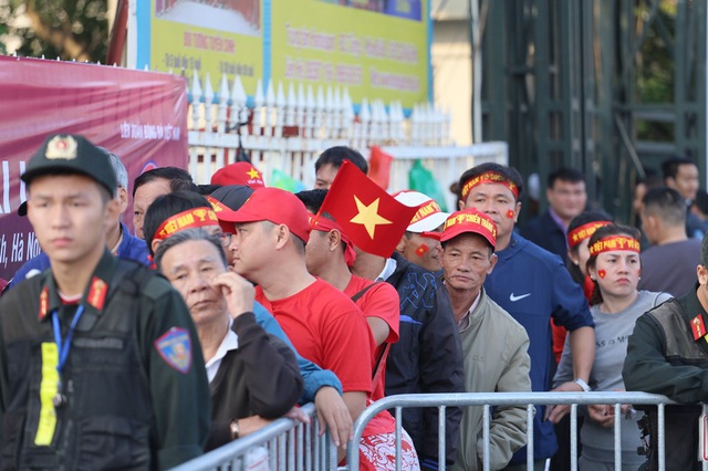 CĐV Việt Nam thân thiện chụp hình chung CĐV Thái Lan trước sân Mỹ Đình - Ảnh 3.