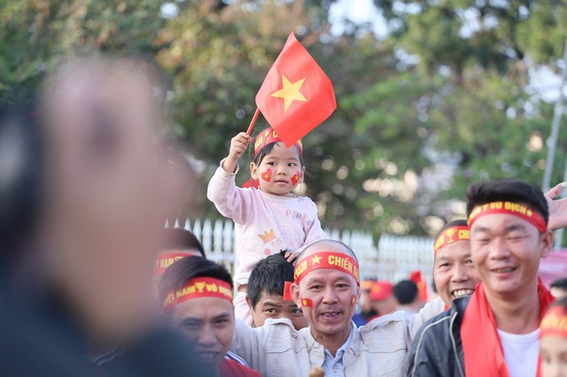 CĐV Việt Nam thân thiện chụp hình chung CĐV Thái Lan trước sân Mỹ Đình - Ảnh 4.