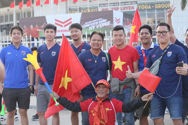 CĐV Việt Nam thân thiện chụp hình chung CĐV Thái Lan trước sân Mỹ Đình - Ảnh 2.
