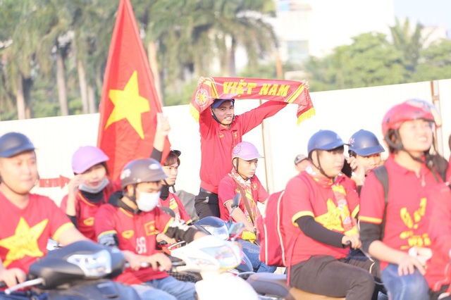 CĐV Việt Nam thân thiện chụp hình chung CĐV Thái Lan trước sân Mỹ Đình - Ảnh 7.