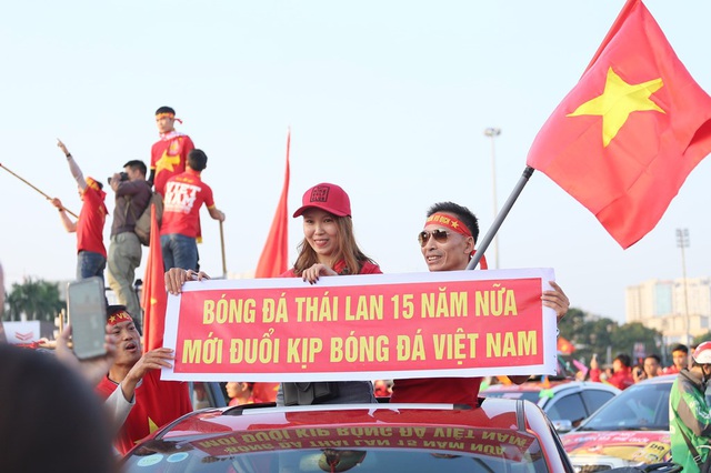 CĐV Việt Nam thân thiện chụp hình chung CĐV Thái Lan trước sân Mỹ Đình - Ảnh 10.