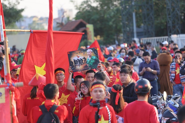 CĐV Việt Nam thân thiện chụp hình chung CĐV Thái Lan trước sân Mỹ Đình - Ảnh 13.