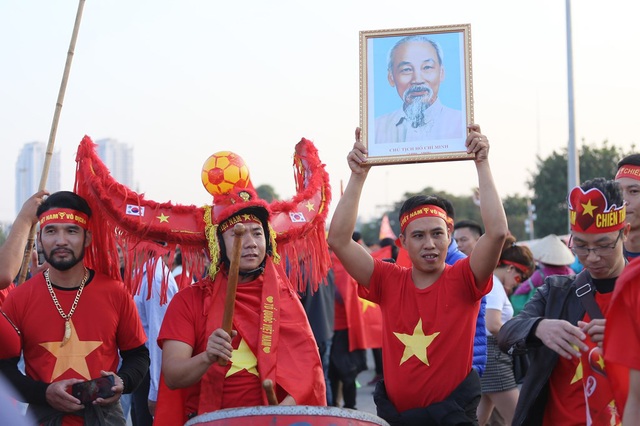 CĐV Việt Nam thân thiện chụp hình chung CĐV Thái Lan trước sân Mỹ Đình - Ảnh 14.