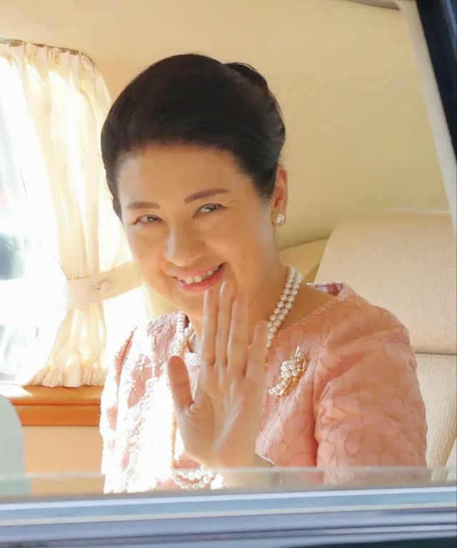 Hoàng hậu Masako tỏa sáng với phong cách khác lạ giữa tin vui hoàng gia Nhật có thêm một bé trai - Ảnh 1.